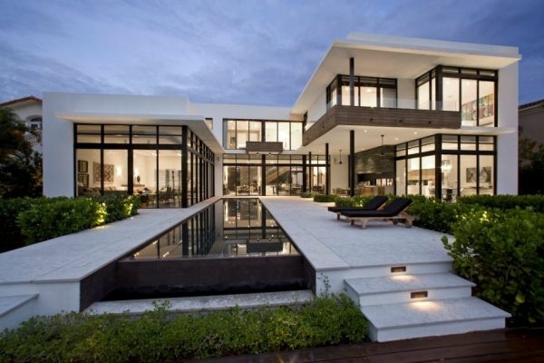 Enorme casa con patio moderno y paredes de vidrio