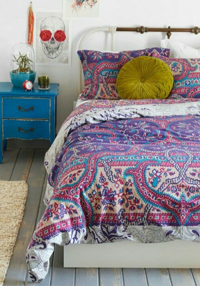 बेडरूम-boho ठाठ-शैली बिस्तर बैंगनी-नीले रात्रिस्तंभ खोपड़ी छवि