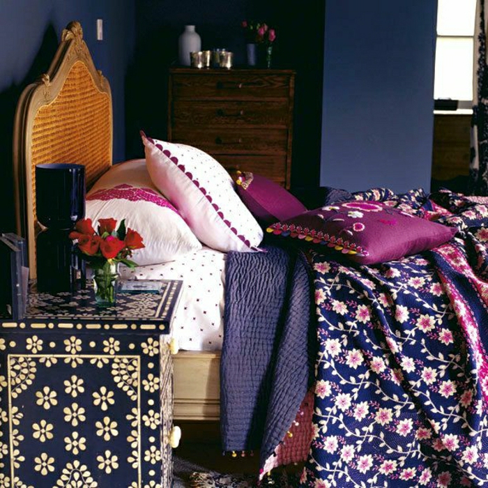 बेडरूम ड्रेसर बेडसाइड टेबल फूलदान गुलाब बैंगनी बिस्तर भारतीय शैली