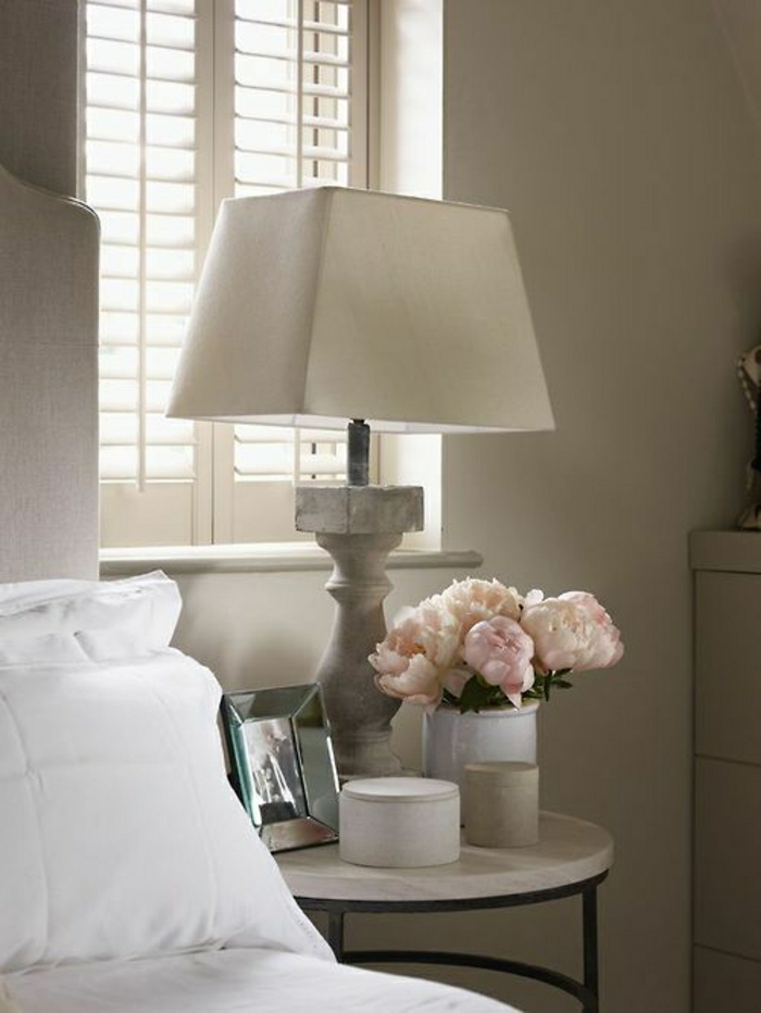 Спалня пастелни цветове дизайнер лампа нощно шкафче декорация Божур