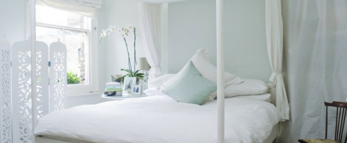 卧室墙面设计中，鲜艳的绿色