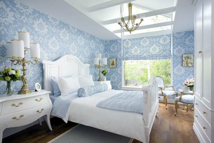 卧室的墙上设计有蓝色花卉