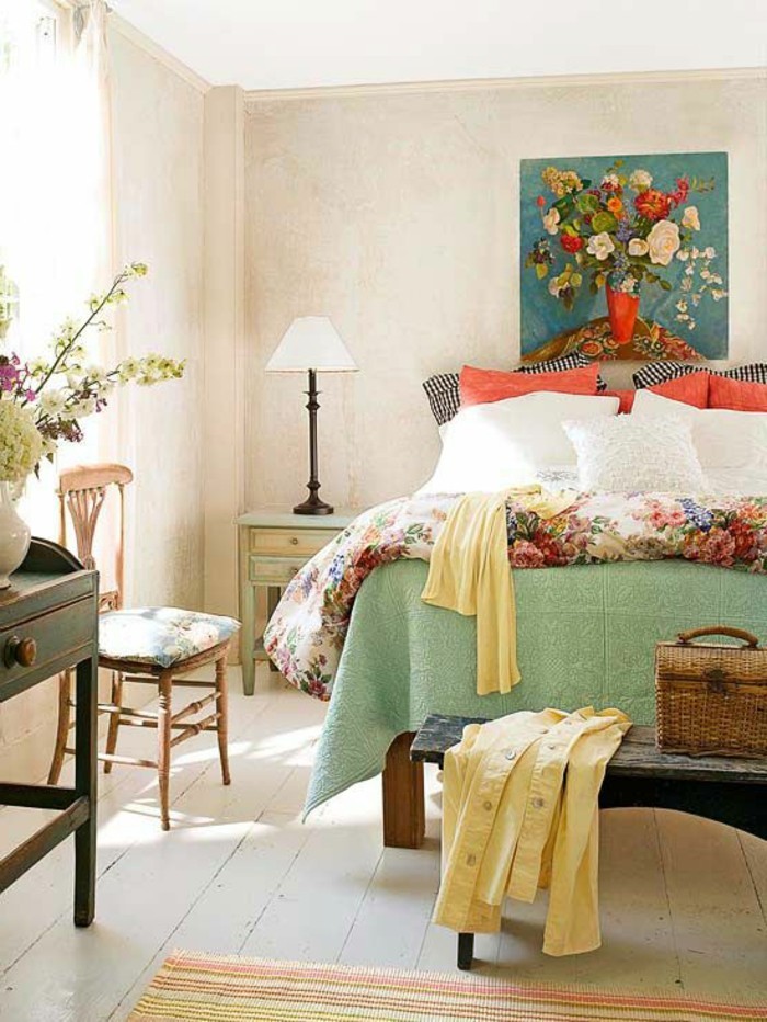 卧室的墙上设计有亮，柔和的色调