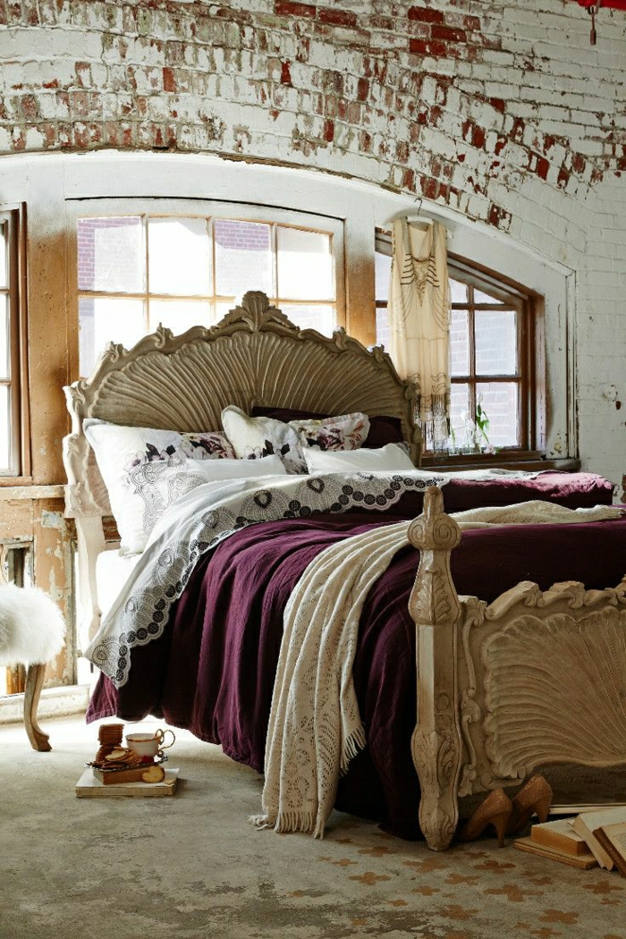 Dormitorio aristocrática paredes de ladrillo vestido de desayuno de cama de color púrpura