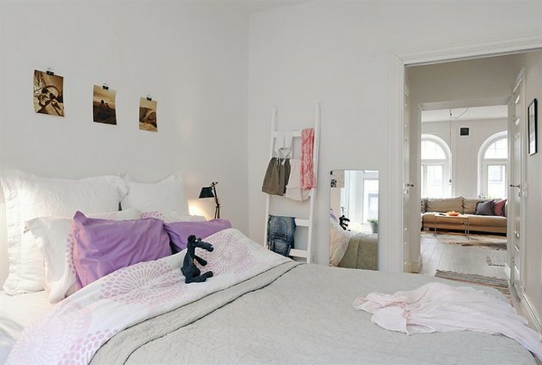 卧室设计，在斯堪的纳维亚风格的木制楼梯高于衣架persünliche画面，如墙艺术