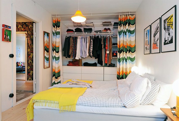 卧室设计，在斯堪的纳维亚风格的多彩的窗帘最衣服雪岭