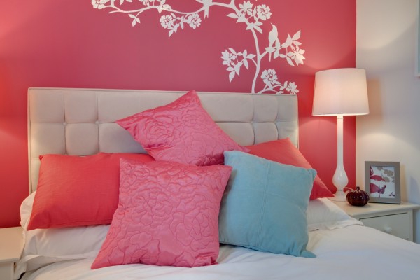 Спалня-в-розово-розово стена