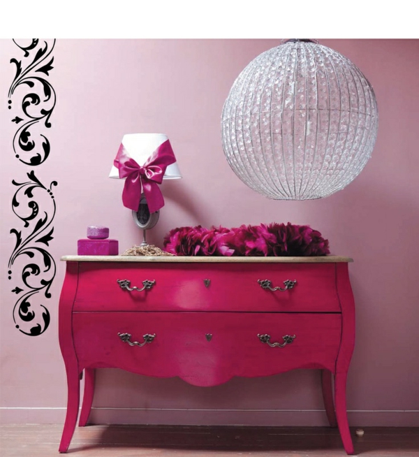 Chambre en rose-couleur commode