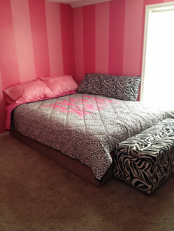 Chambre en papier peint rose de couleur