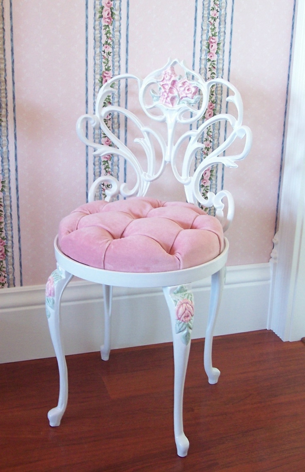 Chambre en couleur rose rose chaise