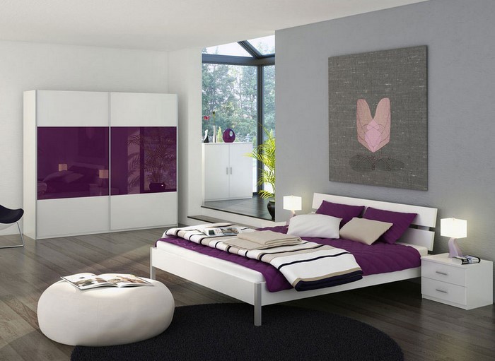 Makuuhuone-violetti-luovaan suunnitteluun