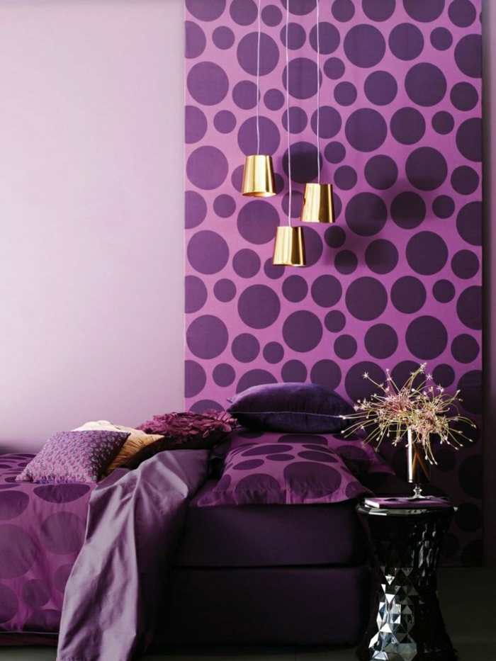 Dormitorio moderno paredes de diseño Ropa de cama luces púrpura y oro