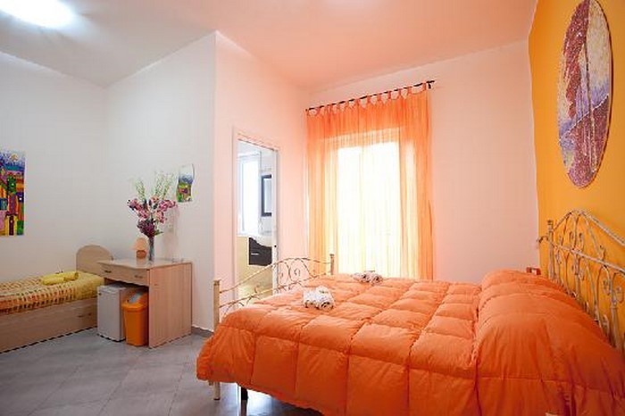 बेडरूम-नारंगी एक आधुनिक निर्णय