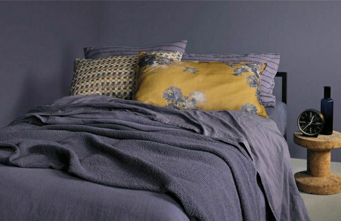 बेडरूम साधारण डिजाइन बैंगनी बिस्तर कंबल तकिया पीला