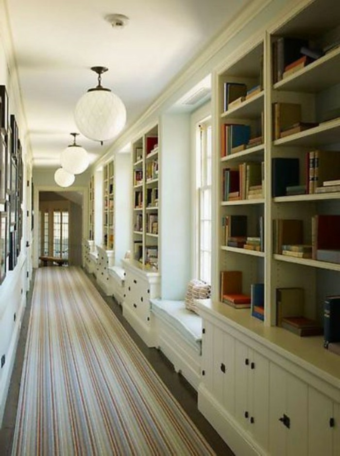 Étroit couloir idées-long-couloir-avec-bibliothèque