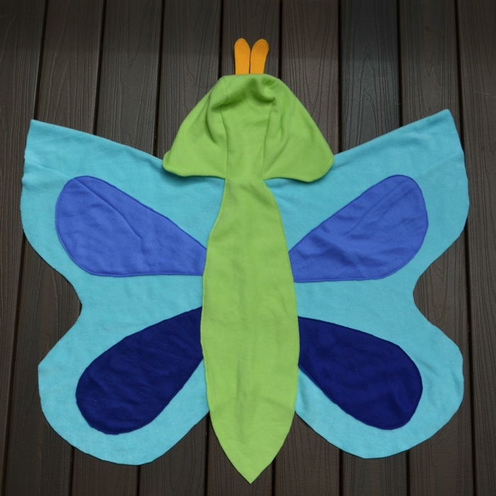 तितलियों-टिंकर-साथ-बच्चों-एक कंबल