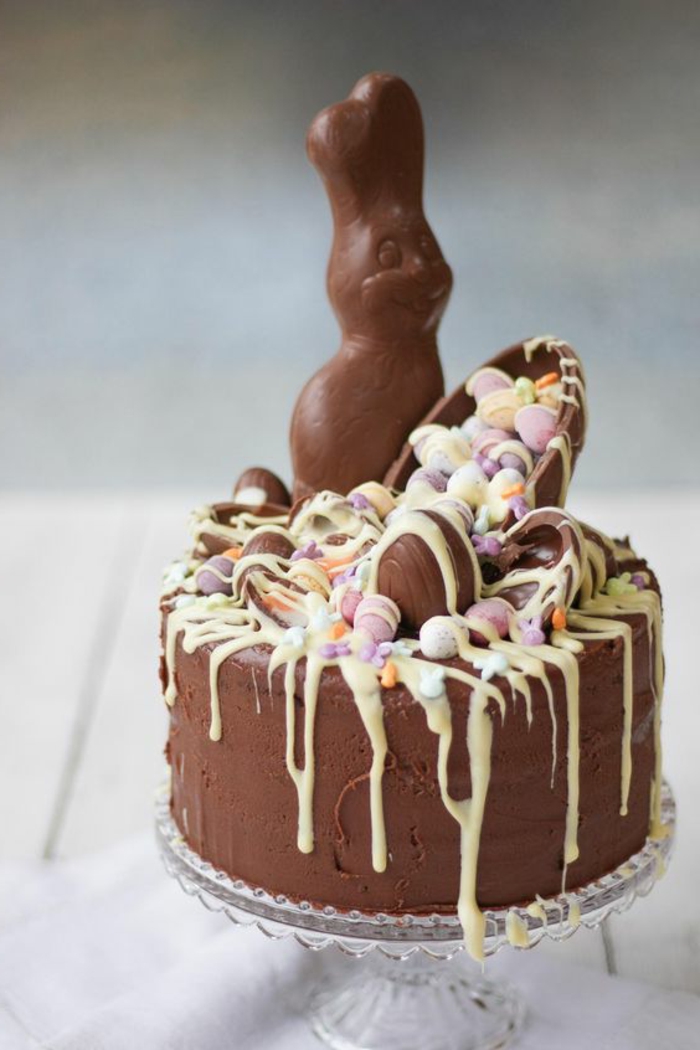 ארנבות הפסחא לקשט את עוגת שוקולד חג הפסחא