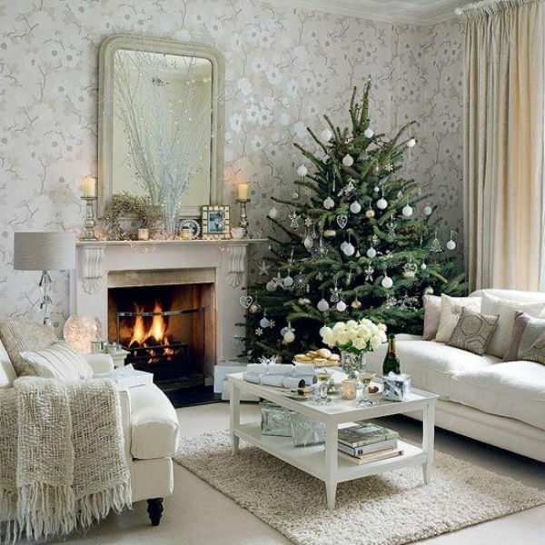 לבן קישוט חג המולד - ספה לבנה ועץ חג המולד ליד זה