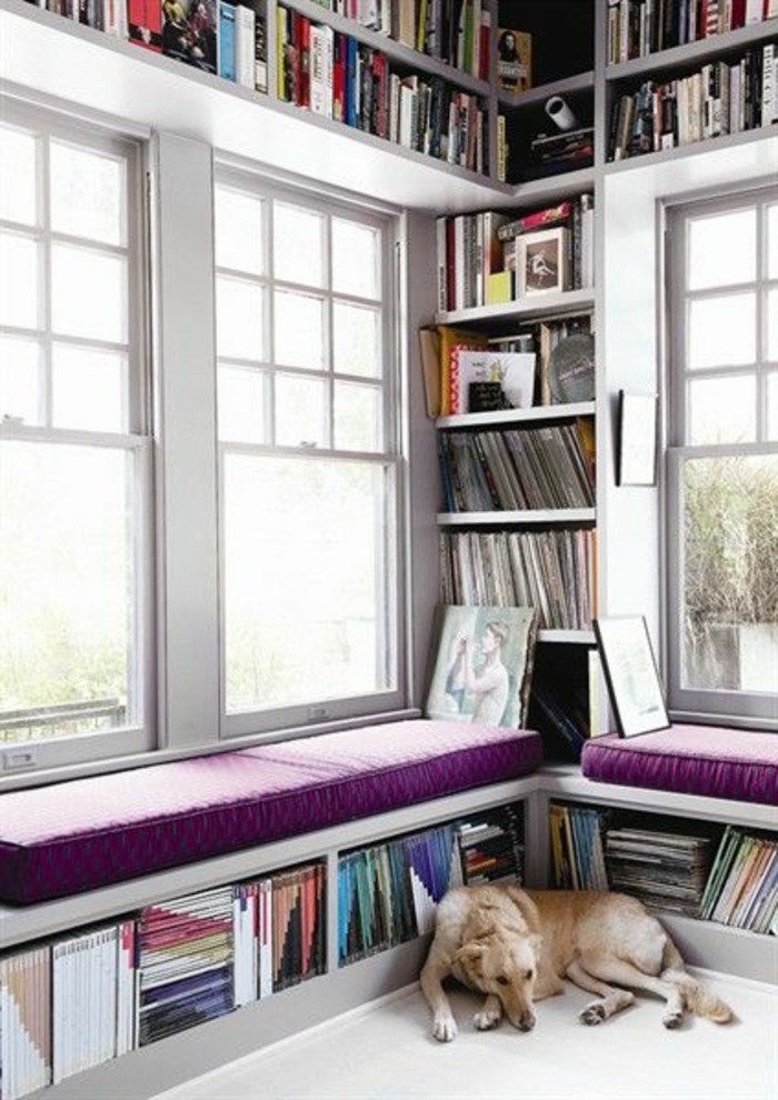 Lounge-on-ablakpárkányon-and-book-polcok