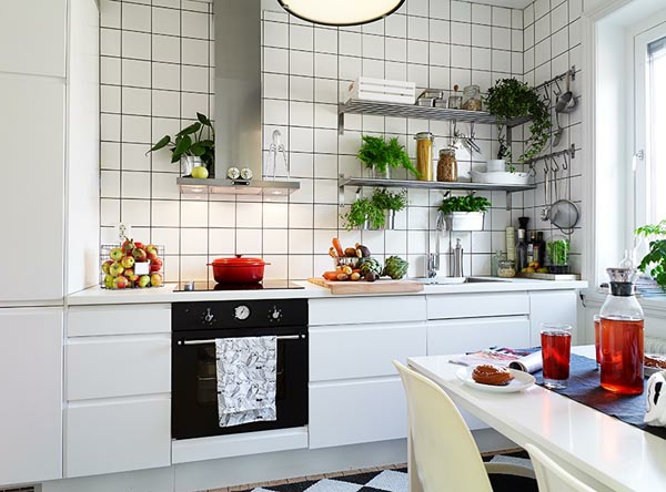 小传统厨房用白色瓷砖