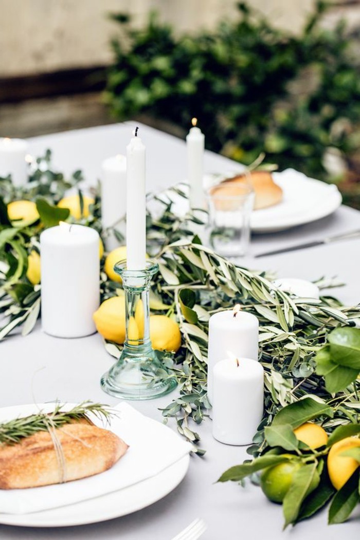 decoración de la mesa y veraniega de oliva limón y velas