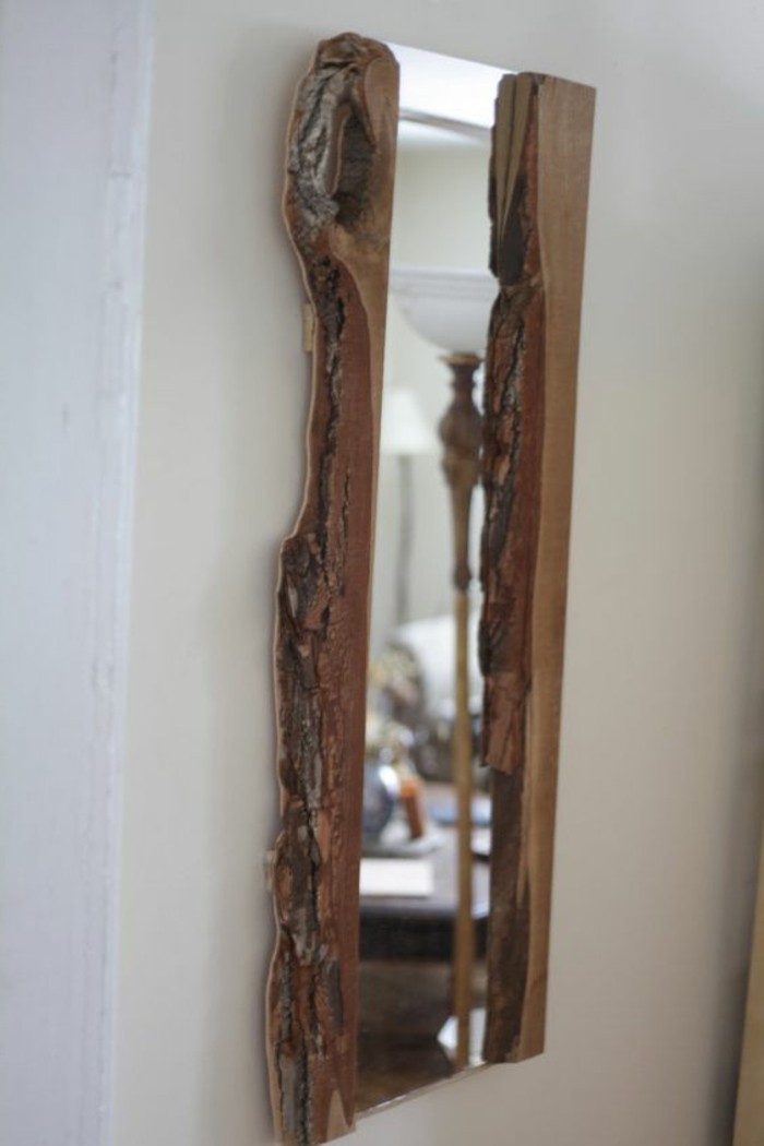 מראה עם מסגרת מעץ דמוית תחת למראה