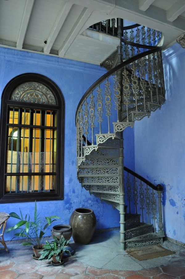 सर्पिल सीढ़ी-प्राचीन नीले मुखौटा