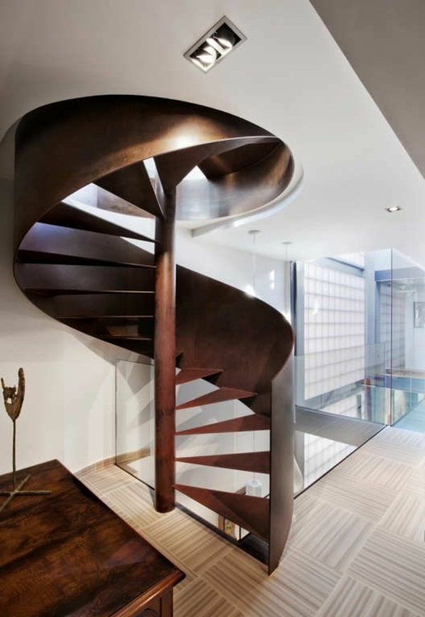 सर्पिल सीढ़ी के- लकड़ी के साथ एक अद्भुत डिजाइन