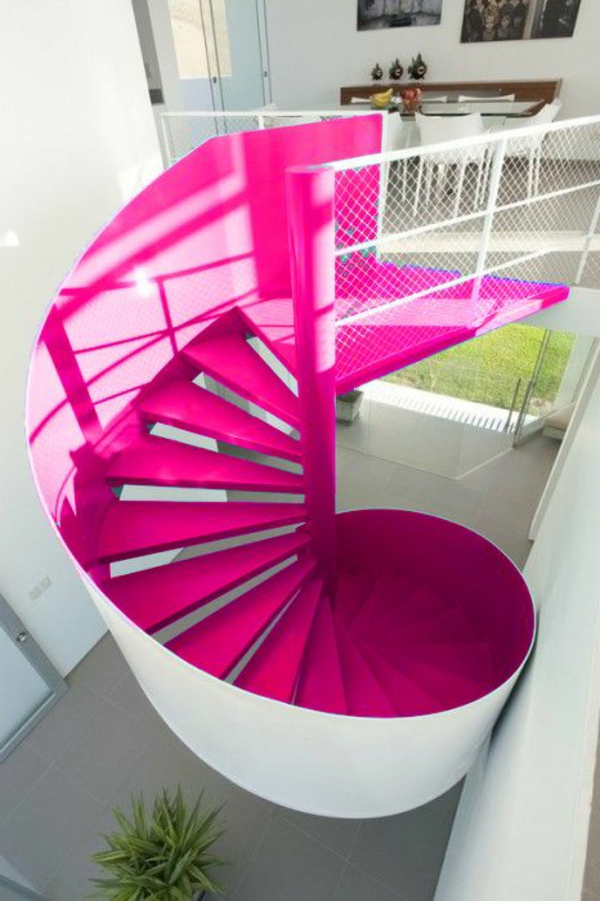 सर्पिल सीढ़ी-इन-गुलाबी-साथ एक अद्भुत डिजाइन