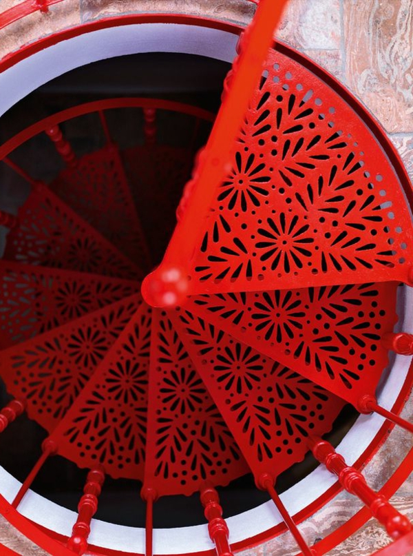 सर्पिल सीढ़ी-इन-लाल के साथ एक अद्भुत डिजाइन