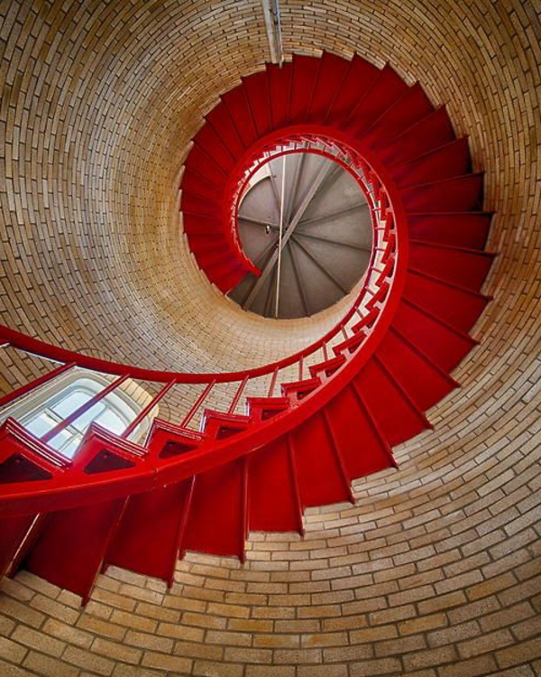 सर्पिल सीढ़ी-साथ-बहुत-अच्छा-डिजाइन-इन-लाल