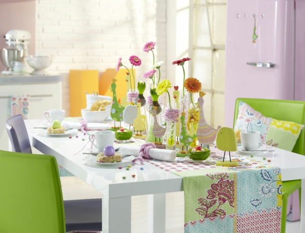 वसंत-मूड-टेबल-सजावट-रंग-गुलाबी-हरे-गुलाबी पीले-रसोई-टेबल स्टाइलिश