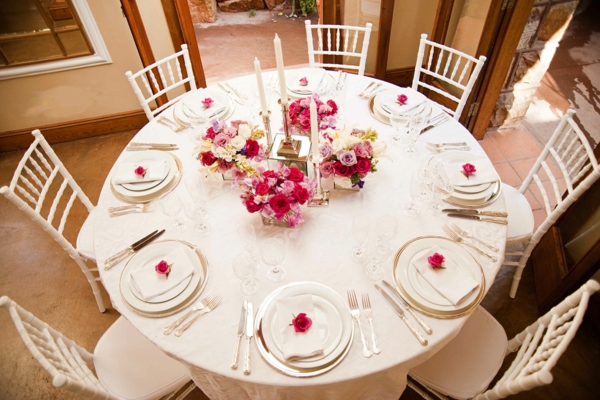 春天的婚礼表玫瑰，红色，粉红色和白色的蜡烛和白色的椅子