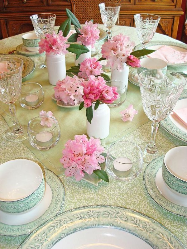 表装饰弹簧粉红色 - 绿色 - 桌布眼镜和白色花瓶