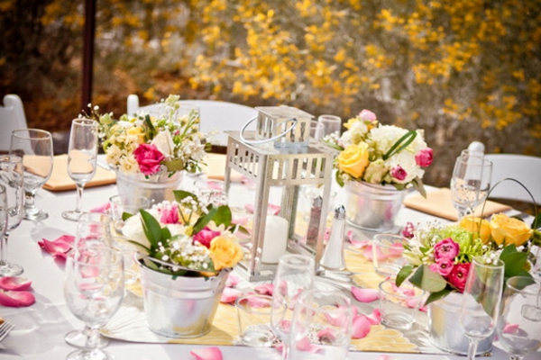 टेबल डेको पीले-गुलाबी-साथ-चश्मा