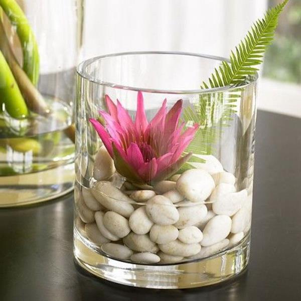 白石头和花卉在玻璃