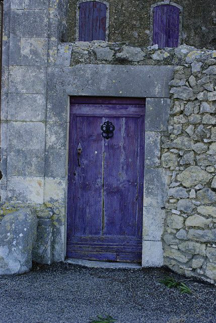 Каменна сграда лилаво-врата-старата реколта щори