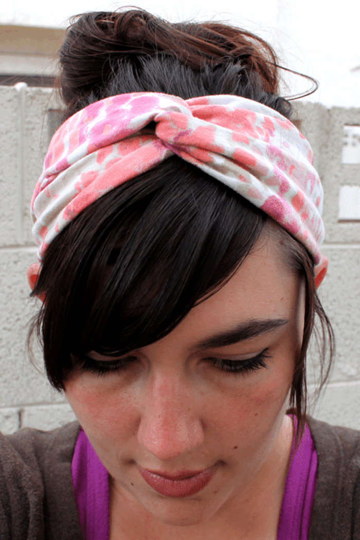 हेडबैंड-सिलाई-ऑफ-द-कपास के साथ-गुलाबी फूल-काले बालों वाली लड़की