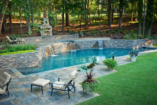 حمام سباحة تصميم كبير فكرة على حدة في حديقة