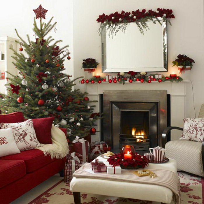 坦南鲍姆，客厅的壁炉，红色的圣诞装饰，红色的沙发