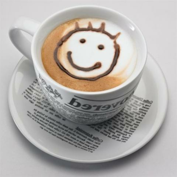 मुस्कुरा-चेहरे के साथ कॉफी के कप