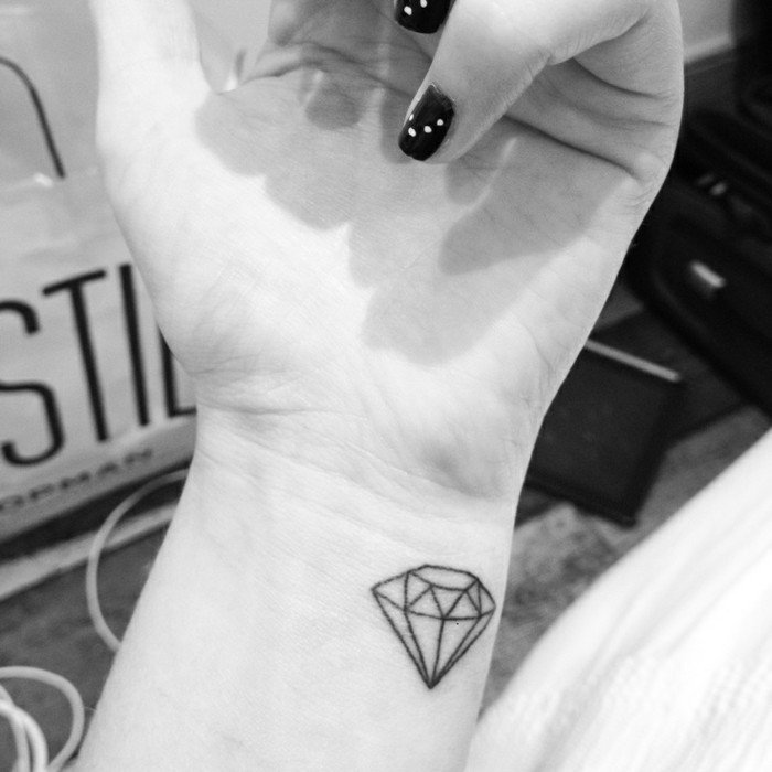 纹身手腕​​上的纹身女子钻石