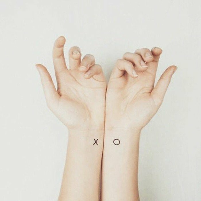 纹身手腕​​-X-和-O