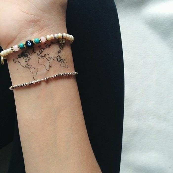 纹身在手腕上带有一个世界地图