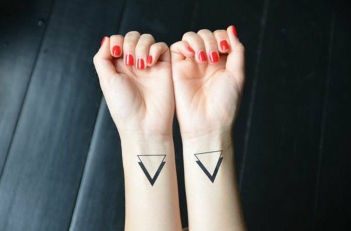 纹身手腕​​带，两个三角形