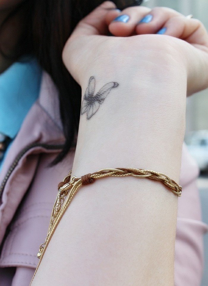纹身女性纹身手腕上的蝴蝶