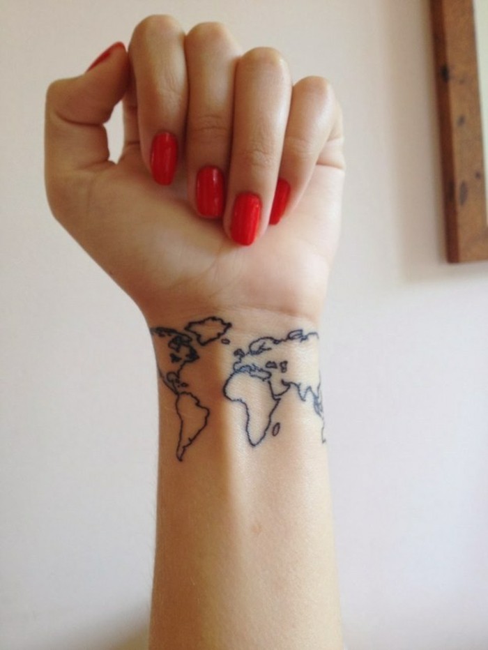 纹身女性纹身手腕上的世界地图