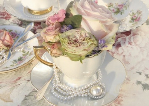茶杯装饰粉红色超浪漫春天的花朵，粉红色
