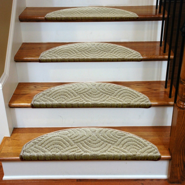 Szőnyeg-fokozatú matt fa lépcsőház otthonon