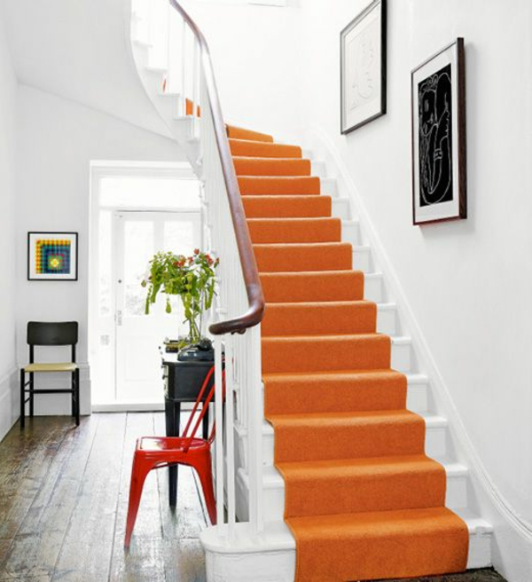 精彩地毯的楼梯，在橙